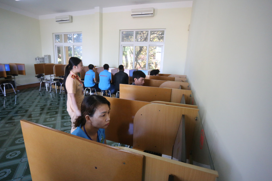 Các thí sinh thực hiện phần thi mô phỏng với sự giám sát chặt chẽ của cán bộ Công an. Ảnh: Văn Ngọc cac-thi-sinh-thuc-hien-phan-thi-mo-phong-voi-su-giam-sat-chat-che-cua-can-bo-cong-an-anh-van-ngoc.jpg
