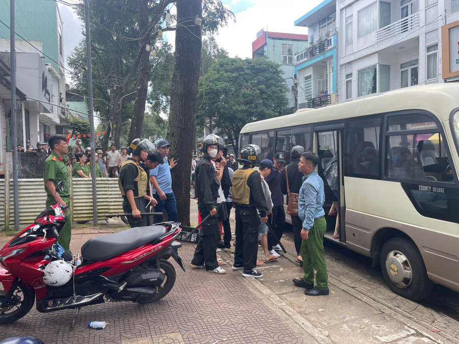 Hầu hết đối tượng đã được đưa đến trụ sở Công an tỉnh Gia Lai ở phường Quy Nhơn để phục vụ công tác điều tra. Ảnh: Văn Ngọc hau-het-cac-doi-tuong-da-duoc-dua-den-tru-so-cong-an-tinh-o-phuong-quy-nhon-de-phuc-vu-cong-tac-dieu-tra-anh-van-ngoc.jpg