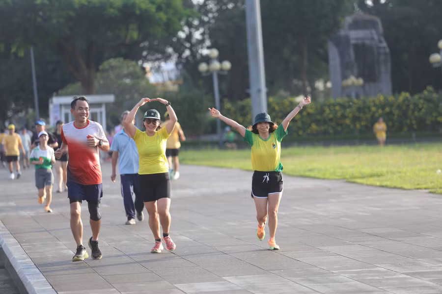 Các chân chạy hào hứng hưởng ứng chương trình đầy nhân văn. Ảnh Văn Ngọc.JPG