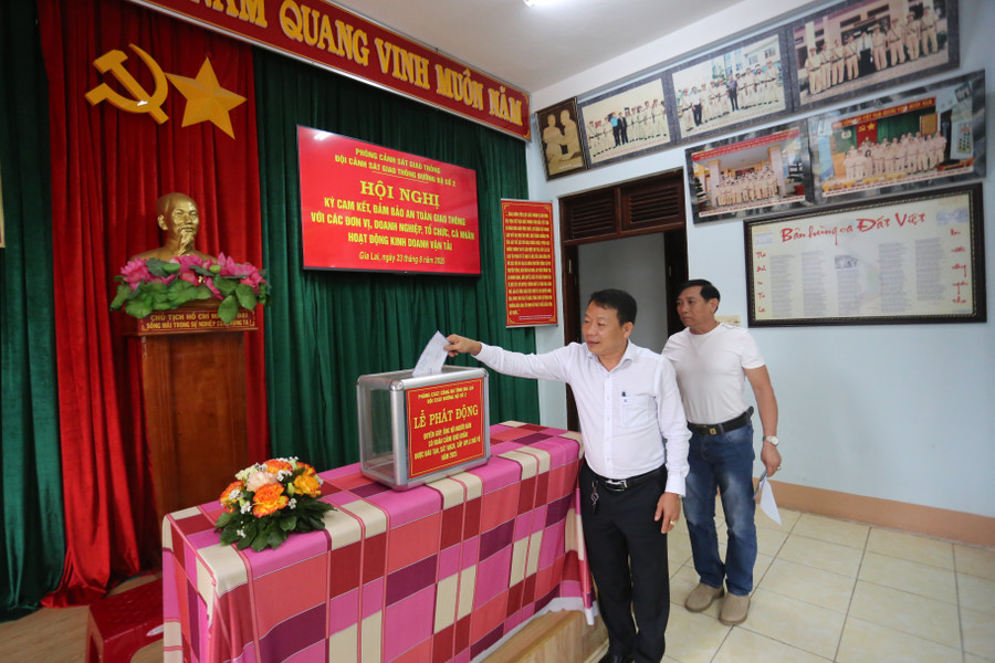 Các đơn vị vận tải tham gia ủng hộ cho người dân gặp khó khăn chưa đủ điều kiện sát hạch cấp giấy phép lái xe mô tô. Ảnh: Văn Ngọc cac-don-vi-van-tai-da-tham-gia-ung-ho-cho-nguoi-dan-gap-kho-khan-trong-sat-hach-cap-giay-phep-lai-xe-mo-to-anh-van-ngoc.jpg