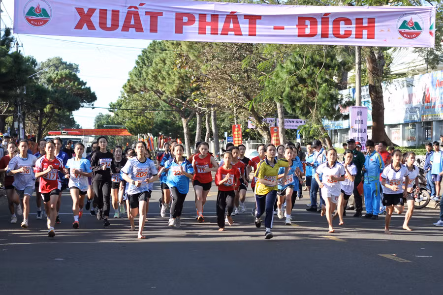 hon-200-van-dong-vien-tham-gia-giai-chay-viet-da-tinh-gia-lai-2024-anh-mai-chau.jpg