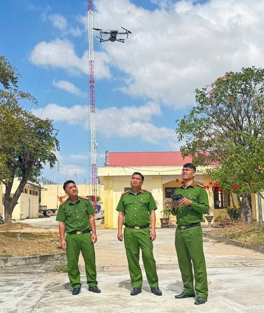 cong-an-xa-ia-pa-tan-dung-flycam-vao-tuan-tra-dam-bao-an-ninh-trat-tu-anh-hoa-binh.jpg
