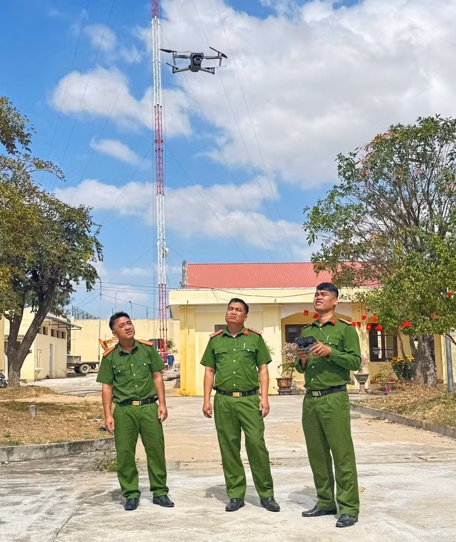 cong-an-xa-ia-pa-tan-dung-flycam-vao-tuan-tra-dam-bao-an-ninh-trat-tu-anh-hoa-binh.jpg