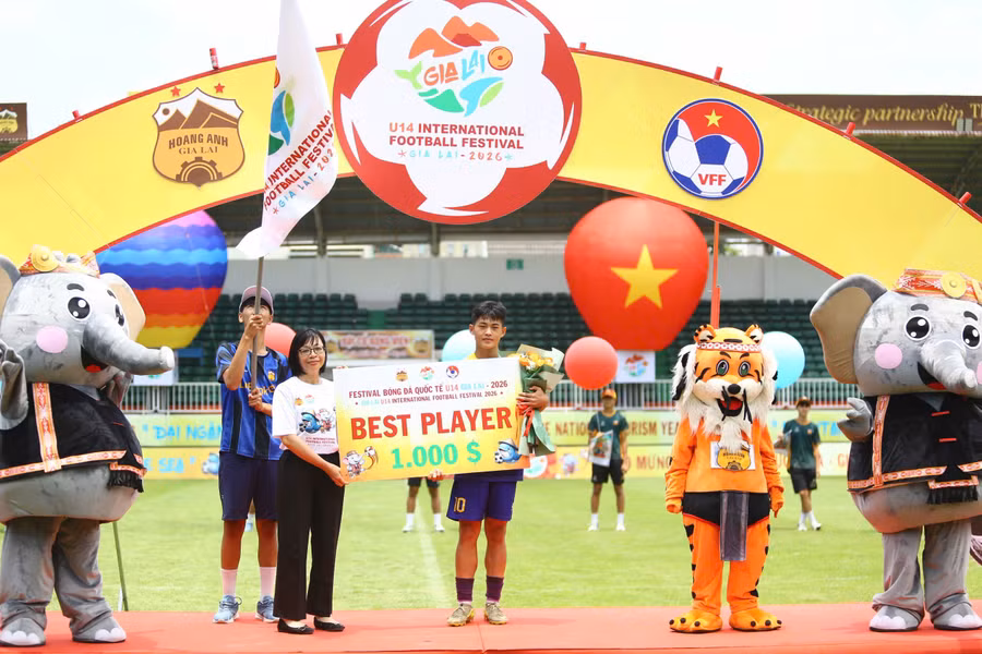 pho-chu-tich-ubnd-tinh-nguyen-thi-thanh-lich-trao-giai-cau-thu-xuat-sac-nhat-giai-cho-mai-tuan-hoang-cua-u14-ha-noi-anh-van-ngoc.jpg