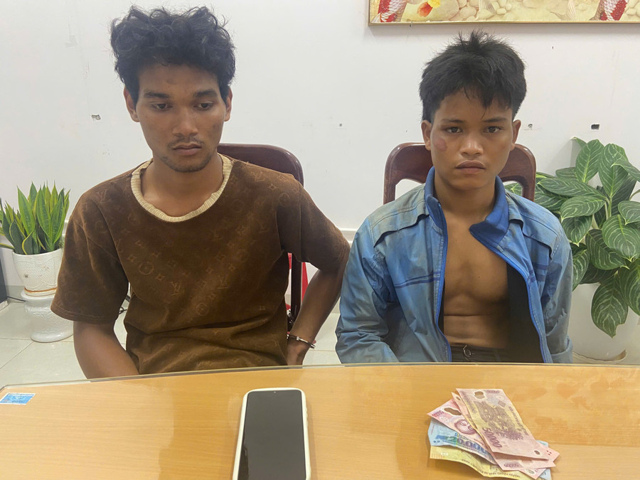 2 đối tượng Sên (trái) và Ngọc bị bắt giữ. Ảnh: Tuấn Anh 2-doi-tuong-sen-trai-va-ngoc-da-nhanh-chong-bi-bat-giu-anh-tuan-anh.jpg