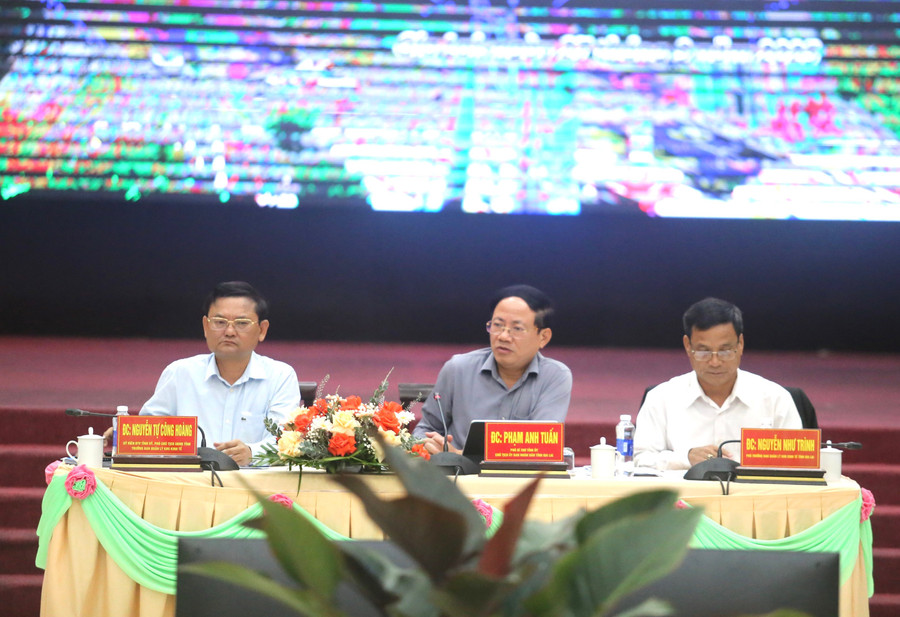 Các đồng chí chủ trì Hội nghị. Ảnh: Văn Ngọc lanh-dao-tinh-da-to-chuc-gap-mat-doi-thoai-voi-cac-doanh-nghiep-de-thao-go-nhung-vuong-mac-kho-khan-anh-van-ngoc.jpg