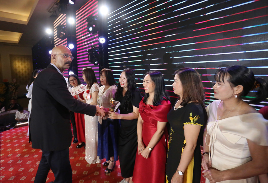 Bedrijfsleiders reikten 272 toewijdingsprijzen uit aan medewerkers die al 20 jaar bij hen in dienst zijn. Foto: Van Ngoc lanh-dao-cong-ty-da-trao-tang-272-giai-thuong-cong-hien-cho-cac-nhan-vien-gan-bo-trong-hanh-trinh-20-nam-hoat-dong-anh-van-ngoc.jpg