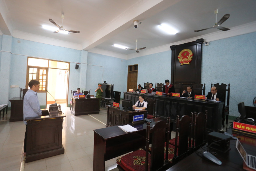 Hội đồng xét xử tuyên phạt Phương 25 năm tù. Ảnh: Văn Ngọc hoi-dong-xet-xu-tuyen-phat-phuong-25-nam-tu-anh-van-ngoc.jpg