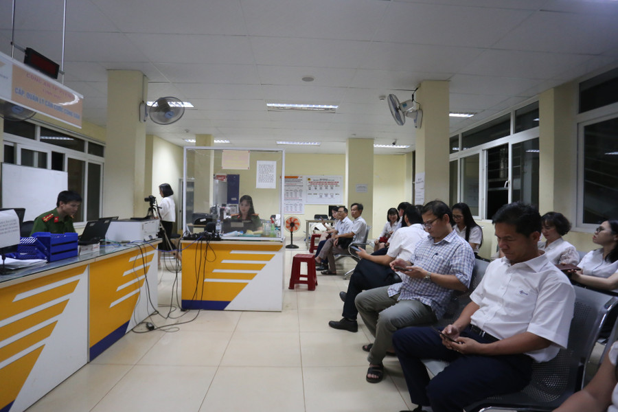 Mỗi ngày có hàng trăm đảng viên đến làm thủ tục cấp lại thẻ tại điểm tiếp nhận của Phòng Cảnh sát Quản lý Hành chính về Trật tự xã hội (69 Hùng Vương, phường Pleiku). Ảnh: Văn Ngọc moi-ngay-co-hang-tram-dang-vien-den-lam-thu-tuc-cap-lai-the-tai-diem-69-hung-vuong-phuong-pleiku-anh-van-ngoc.jpg