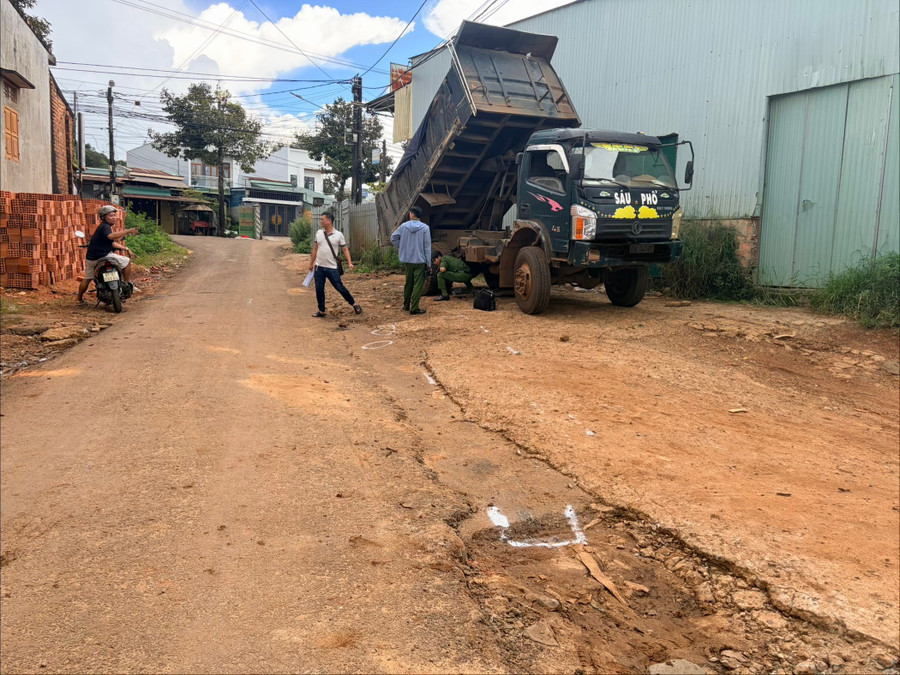 Xe máy của anh H. vấp phải ổ gà dẫn đến mất lái. Ảnh: Văn Ngọc xe-may-cua-anh-h-da-vap-phai-o-ga-dan-den-mat-lai-anh-van-ngoc.jpg