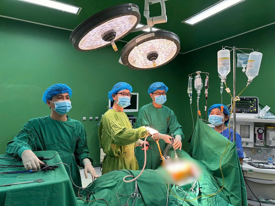 Em I. đã được đưa vào phẫu thuật khẩn cấp tại Bệnh viện Đại học Y dược-Hoàng Anh Gia Lai. Ảnh: CTV em-i-da-duoc-dua-vao-phau-thuat-khan-cap-tai-benh-vien-dai-hoc-y-duoc-hoang-anh-gia-lai-anh-ctv.jpg