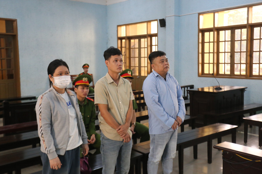 Các bị cáo Lệ, Thương, Linh (từ trái qua) tại phiên tòa xét xử. Ảnh: Văn Ngọc 3-bi-cai-le-thuong-linh-tu-trai-qua-tai-phien-toa-xet-xu-anh-van-ngoc.jpg