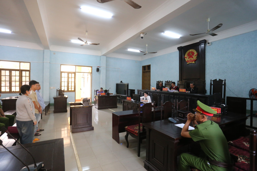 3 bị cáo đã lãnh án về tội "Lừa đảo chiếm đoạt tài sản". Ảnh: Văn Ngọc 3-bi-cao-da-lanh-an-ve-toi-lua-dao-chiem-doat-tai-san-anh-van-ngoc.jpg