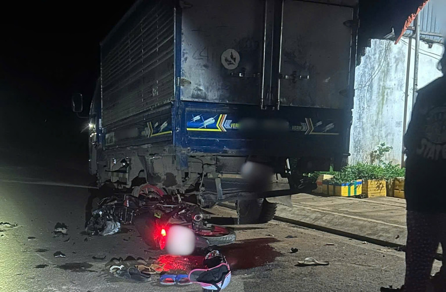 Xe máy của anh S. điều khiển tông vào đuôi xe tải. Ảnh: Tiến Đạt xe-may-cua-anh-s-dieu-khien-da-tong-vao-duoi-xe-tai-anh-tien-dat.jpg