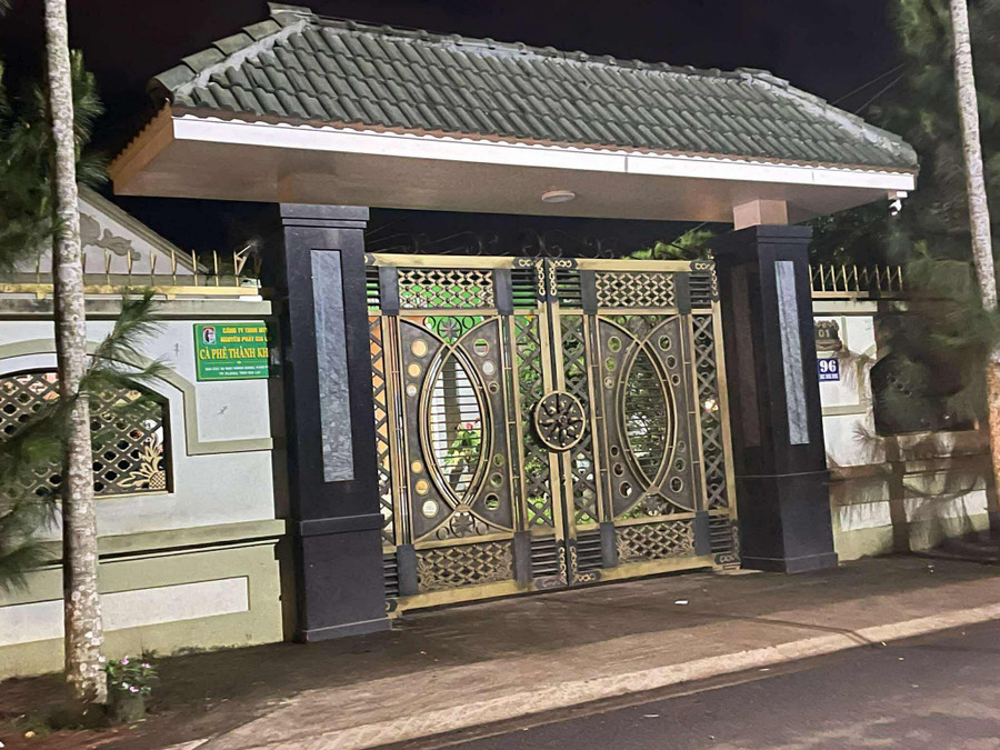 Lực lượng Công an đã thu giữ nhiều nguyên liệu nghi làm cà phê giả tại cơ sở trên đường Mạc Đăng Dung (phường Hội Phú). Ảnh: Văn Ngọc luc-luong-cong-an-da-tien-hanh-thu-giu-nhieu-nguyen-lieu-nghi-lam-ca-phe-gia-tai-co-so-tren-duong-mac-dang-dung-phuong-hoi-phu-anh-van-ngoc.jpg