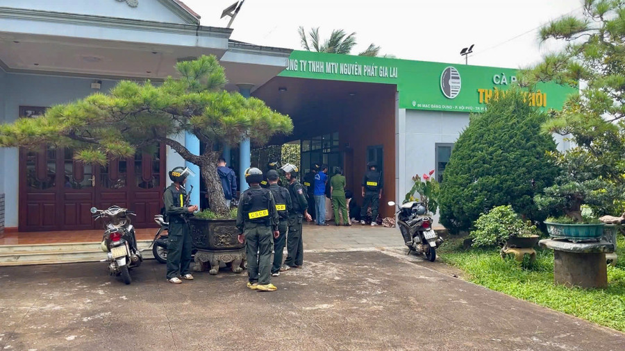 Lực lượng Công an khám xét cơ sở của Tùng nằm trên đường Mạc Đăng Dung (phường Hội Phú). Ảnh: CTV luc-luong-cong-an-kham-xet-co-so-cua-tung-nam-tren-duong-mac-dang-dung-phuong-hoi-phu-anh-ctv.jpg