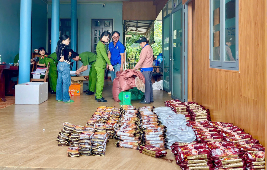 Lực lượng Công an thu giữ nhiều tang vật là cà phê đã được đóng gói thành phẩm. Ảnh: Nông Hòa luc-luong-cong-an-thu-giu-nhieu-tang-vat-la-ca-phe-da-duoc-dong-goi-thanh-pham-anh-nong-hoa.jpg
