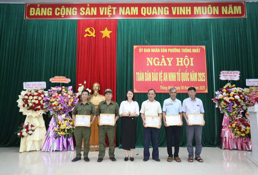 6 tập thể được khen thưởng trong Ngày hội. Ảnh: Văn Ngọc 6-tap-the-da-duoc-khen-thuong-trong-ngay-hoi-anh-van-ngoc.jpg