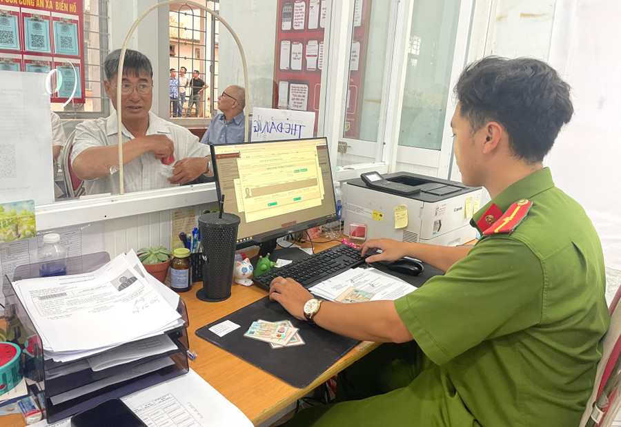 Công an xã Biển Hồ thu nhận hồ sơ cấp lại thẻ đảng viên cả vào buổi tối. Ảnh: Văn Ngọc cong-an-xa-bien-ho-thu-nhan-ho-so-cap-lai-the-dang-cho-dang-vien-ca-vao-buoi-toi-anh-van-ngoc.jpg