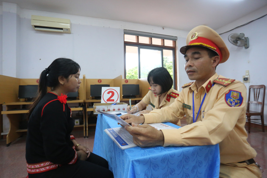 Cán bộ CSGT làm nhiệm vụ phiên dịch câu hỏi cho các thí sinh mù chữ. Ảnh: Văn Ngọc can-bo-csgt-lam-nhiem-vu-phien-dich-cau-hoi-cho-cac-thi-sinh-mu-chu-anh-van-ngoc.jpg