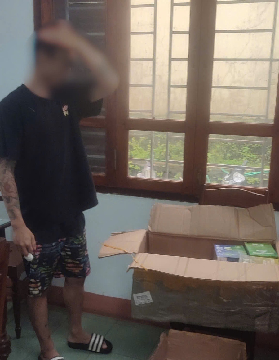 Đối tượng Kha quản trị nhiều trang web và hội nhóm trên mạng xã hội để bán thuốc lá điện tử. Ảnh: Trần Hùng doi-tuong-kha-bi-phat-hien-quan-tri-nhieu-trang-web-va-hoi-nhom-tren-mang-xa-hoi-de-ban-thuoc-la-dien-tu-anh-tran-hung.jpg