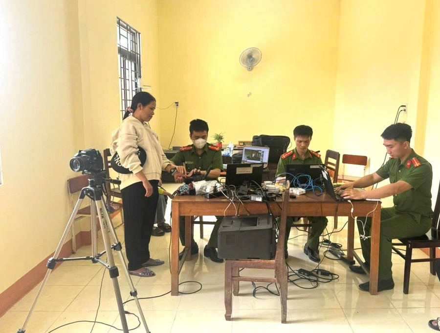 Hơn 200 người dân ở xã Hà Đông đã được cấp căn cước, định danh điện tử. Ảnh: Trung Thành hon-200-nguoi-dan-o-xa-ha-dong-da-duoc-cap-can-cuoc-dinh-danh-dien-tu-anh-trung-thanh.jpg