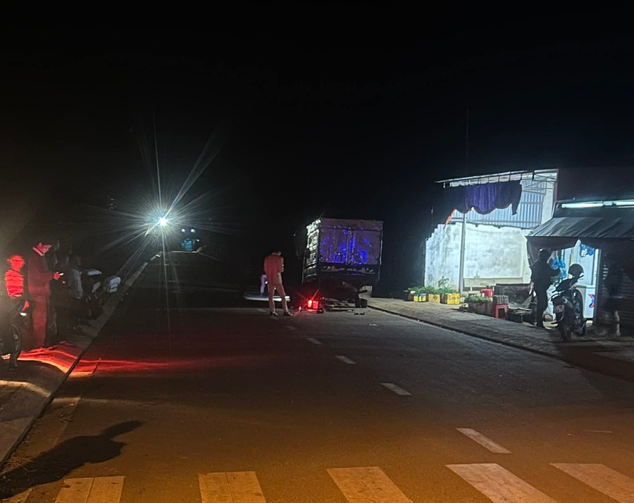 Khu vực xảy ra tai nạn là đoạn đường thẳng không có đèn chiếu sáng. Ảnh: Tiến Đạt khu-vuc-xay-ra-tai-nan-la-doan-duong-thang-khong-co-den-chieu-sang-anh-tien-dat.jpg