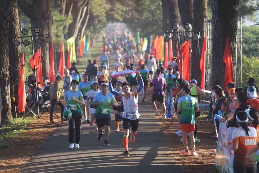 hon-1000-chan-chay-trong-ca-nuoc-da-trai-nghiem-cung-duong-cua-giai-chay-anh-van-ngoc.jpg