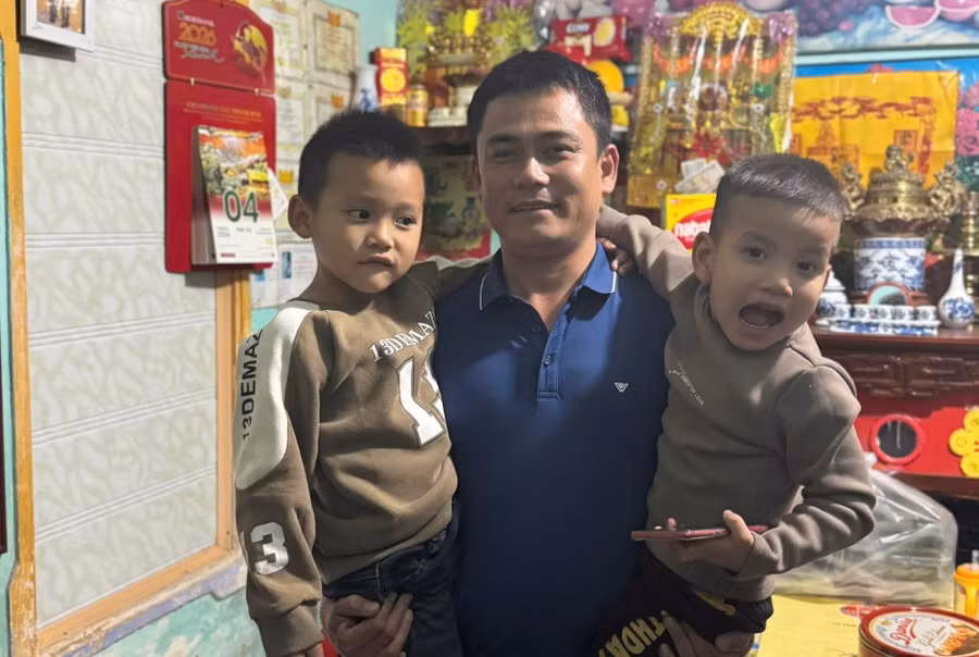 dai-uy-nguyen-huu-dao-giua-va-2-be-trai-da-duoc-anh-cuu-song-anh-van-thang.jpg
