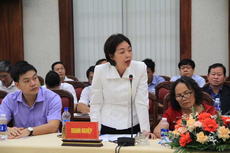 Bà Lê Thị Hiện-Giám đốc Công ty TNHH một thành viên Gia Trọng Tín phát biểu ý kiến tại Hội nghị. Ảnh: Hoàng Hoài ba-le-thi-hien-giam-doc-cong-ty-tnhh-mot-thanh-vien-gia-trong-tin-tran-trong-khi-duoc-truc-tiep-gui-gam-tam-tu-voi-lanh-dao-tinh-anh-van-ngoc.jpg