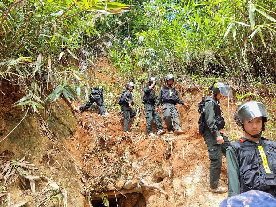 Lực lượng Công an ập vào truy quét bãi vàng vào sáng 24-5. Ảnh: Văn Ngọc luc-luong-cong-an-da-ap-vao-bai-vang-vao-sang-24-5-anh-van-ngoc.jpg