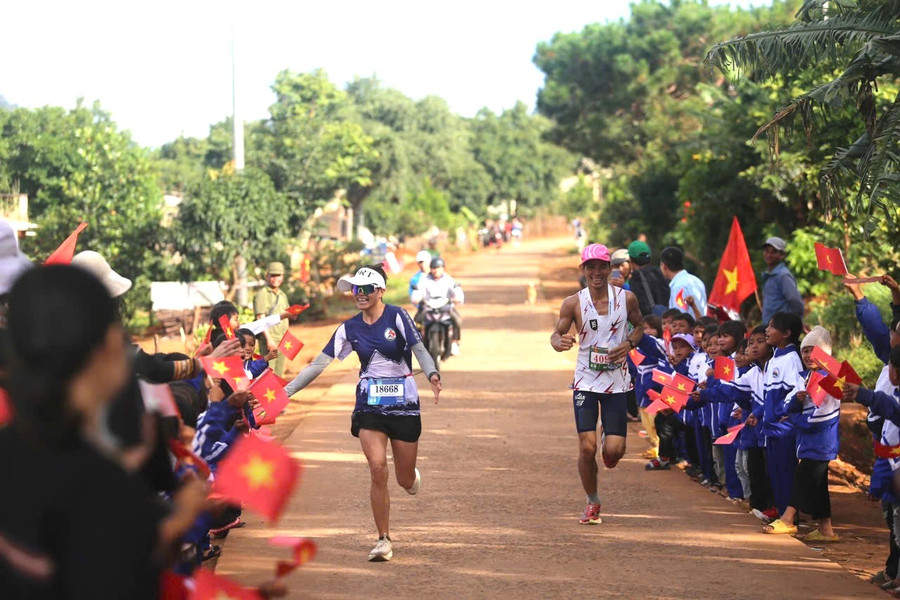 VĐV Nguyễn Thị Thu Thảo trong một lần tham gia giải chạy. Ảnh: Văn Ngọc vdv-nguyen-thi-thu-thao-xuat-than-tu-nghe-boc-vac-nang-nhoc-anh-van-ngoc.jpg