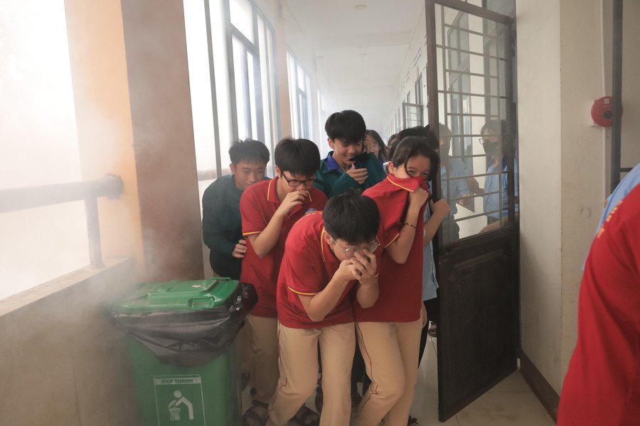 Các em học sinh bị mắc kẹt được nhanh chóng sơ tán đến khu vực an toàn. Ảnh: Tuấn Anh cac-hoc-sinh-bi-mac-ket-duoc-nhanh-chong-so-tan-den-khu-vuc-an-toan-anh-tuan-anh.jpg