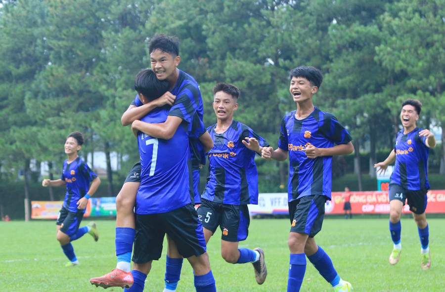 U15 LPBank HAGL đã vươn lên vị trí đầu bảng với chiến thắng 3 sao. Ảnh: Phương Ngân u15-lpbank-hagl-da-vuon-len-vi-tri-dau-bang-voi-chien-thang-3-sao-anh-phuong-ngan.jpg