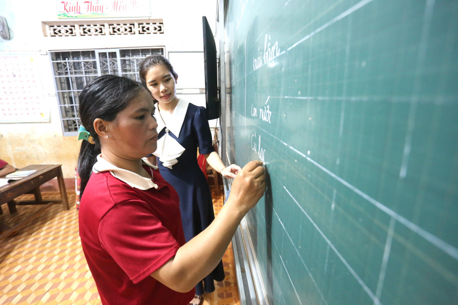 Sau 2 năm, nhiều người ở lớp học làng Lung Prông đã đọc, viết thành thạo. Ảnh: Văn Ngọc sau-2-nam-cac-hoc-sinh-o-lop-hoc-lang-lung-prong-da-doc-viet-thanh-thao-anh-van-ngoc.jpg