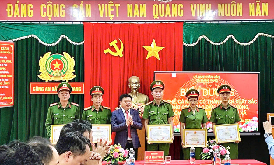 Chủ tịch UBND xã Mang Yang Võ Lê Xuân Thiện tặng giấy khen cho Công an xã Mang Yang về những thành tích xuất sắc đạt được trong công tác đấu tranh phòng-chống tội phạm. Ảnh: ĐVCC cong-an-xa-mang-yang-nhan-duoc-giay-khen-cua-chu-tich-ubnd-xa-vo-le-xuan-thien-anh-van-tung.jpg