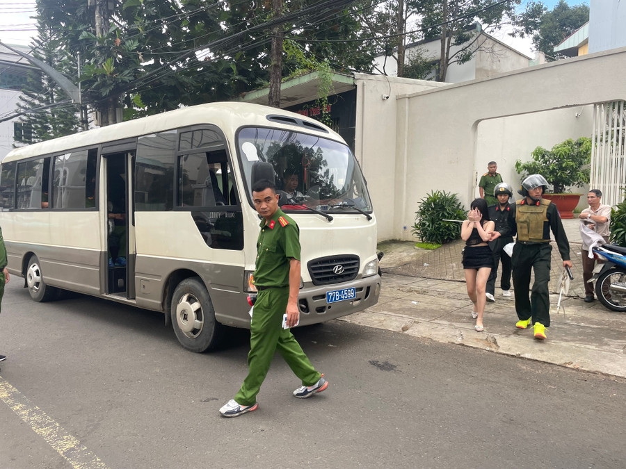 Nhiều đối tượng bị bắt giữ để điều tra trong đợt đột kích này. Ảnh: Văn Ngọc nhieu-doi-tuong-bi-bat-giu-de-dieu-tra-trong-dot-dot-kich-nay-anh-van-ngoc.jpg
