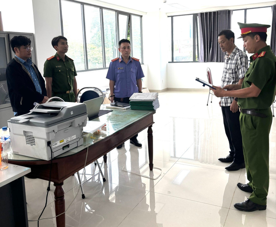 Đặng Mậu Thảo (bìa trái) đã nhận hối lộ hơn 71 triệu đồng của 14 cá nhân. Ảnh: Văn Sơn dang-mau-thao-bia-trai-da-nhan-hoi-lo-hon-71-trieu-dong-cua-14-ca-nhan-anh-van-son.jpg