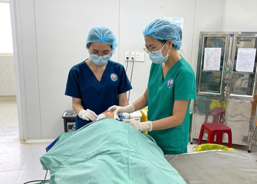 Con trai của chị N. đang được các bác sĩ Bệnh viện Nhi tỉnh tích cực chữa trị. Ảnh: Hoàng Cung 2-chau-nho-con-chi-n-dang-duoc-chua-tri-tai-benh-vien-nhi-tinh-anh-hoang-cung.jpg