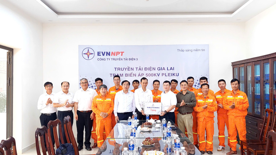 Đoàn công tác đã tặng quà cho các cán bộ công nhân viên của Trạm biến áp 500kV Pleiku. Ảnh: Phạm Toàn doan-cong-tac-da-tang-qua-cho-cac-can-bo-cong-nhan-vien-cua-tram-bien-ap-500kv-pleiku-dang-truc-dip-le-anh-pham-toan.jpg