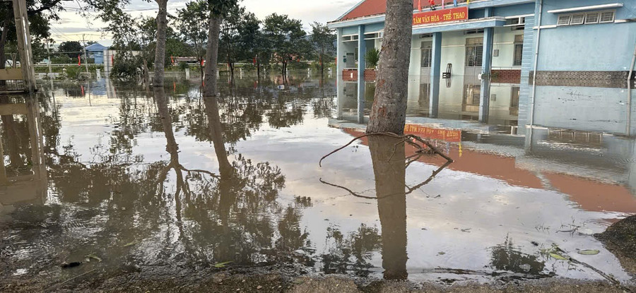 tru-so-ubnd-xa-ia-sao-bi-nuoc-lu-bua-vay-anh-van-ngoc.jpg
