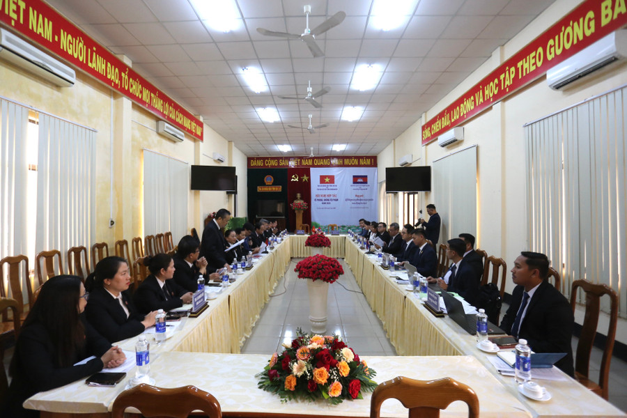 តុលាការនៃខេត្តទាំងពីរបានធ្វើសន្និសីទស្តីពីកិច្ចសហប្រតិបត្តិការក្នុងការទប់ស្កាត់ និងត្រួតពិនិត្យឧក្រិដ្ឋកម្ម។ រូបថត៖ វ៉ាន់ ង៉ុក toa-an-2-tinh-da-to-chuc-hoi-nghi-hop-tac-ve-phong-chong-toi-pham-anh-van-ngoc.jpg