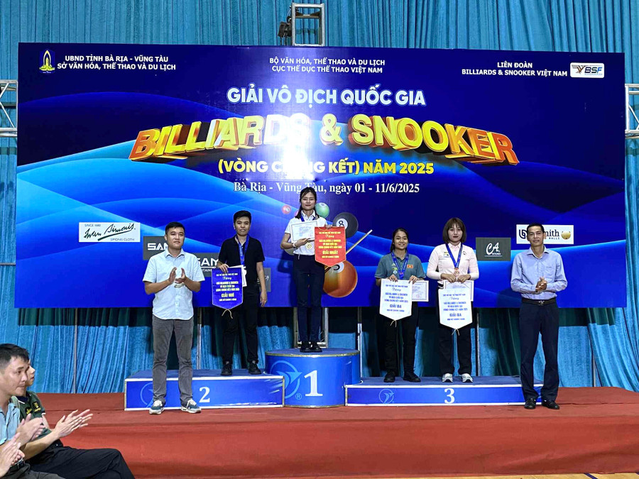 Cơ thủ Nguyễn Thị Liên trên bục nhận chức vô địch ở nội dung Carom 3 băng. Ảnh: Văn Thuận co-thu-nguyen-thi-lien-tren-buc-nhan-chuc-vo-dich-o-noi-dung-carom-3-bang-anh-van-thuan.jpg
