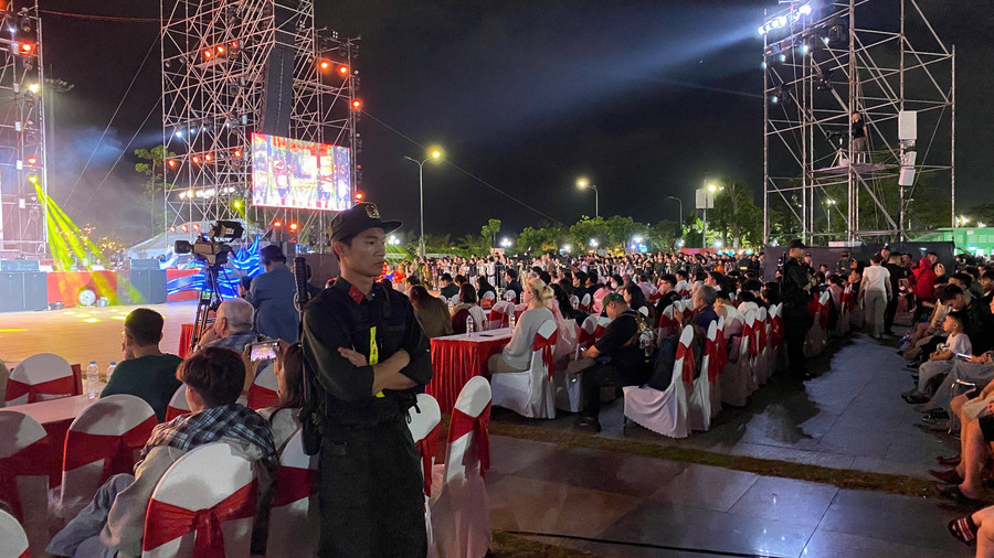 cac-chien-si-canh-sat-co-dong-dam-bao-an-toan-o-khu-vuc-dien-ra-chuong-trinh-van-nghe-va-ban-phao-hoa-tai-quang-truong-nguyen-tat-thanh-anh-cong-thinh-1770.jpg
