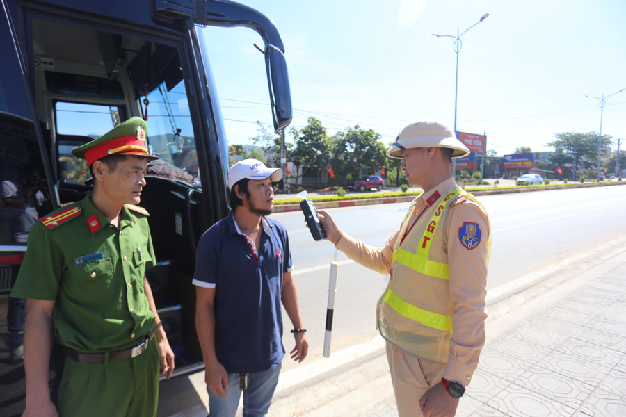 luc-luong-csgt-tang-cuong-xu-ly-vi-pham-cua-xe-khach-trong-nhung-ngay-cuoi-nghi-tet-anh-van-ngoc.jpg