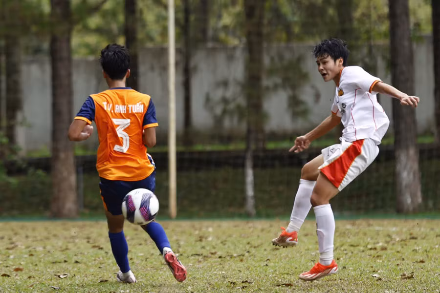 u19-lpbank-hagl-phai-da-bi-cam-chan-voi-tran-hoa-truoc-u19-hong-linh-ha-tinh-anh-anh-tuan.jpg