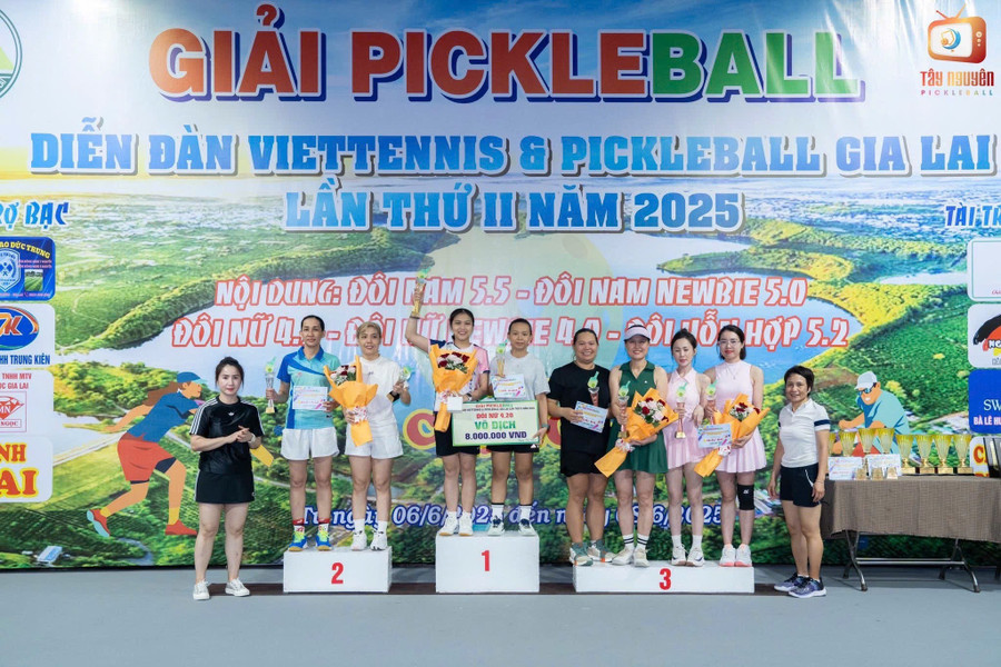 Tại Giải Viettennis & Pickleball Gia Lai, Hà Tiểu Nhi (cầm cúp) đã giành chức vô địch ở nội dung đôi nữ 4.2. Ảnh: Anh Tuấn tai-giai-viettennis-pickleball-gia-lai-ha-tieu-nhi-da-gianh-chuc-vo-dich-o-noi-dung-doi-nu-42-anh-anh-tuan.jpg
