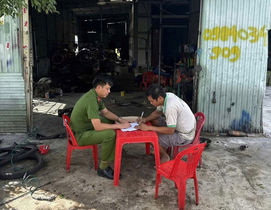 Chủ cơ sở sửa chữa xe máy ký cam kết không "độ chế" xe, gây mất trật tự an toàn giao thông. Ảnh: Văn Tuấn dai-dien-5-co-so-da-ky-cam-ket-khong-22do-che22-xe-gay-mat-trat-tu-an-toan-giao-thong-anh-van-tuan.jpg