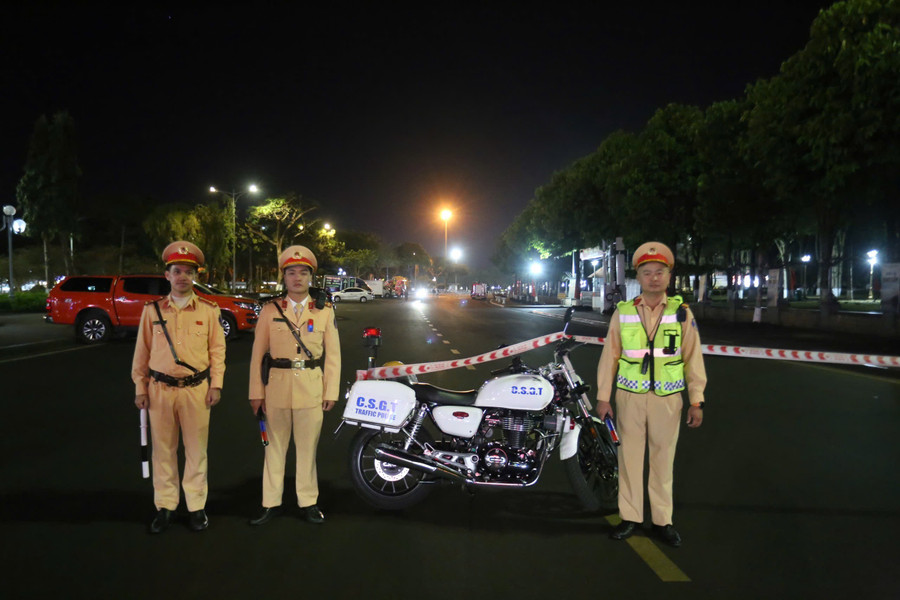 luc-luong-csgt-chot-chan-tai-cac-tuyen-duong-xung-quanh-quang-truong-dai-doan-ket-anh-van-ngoc.jpg