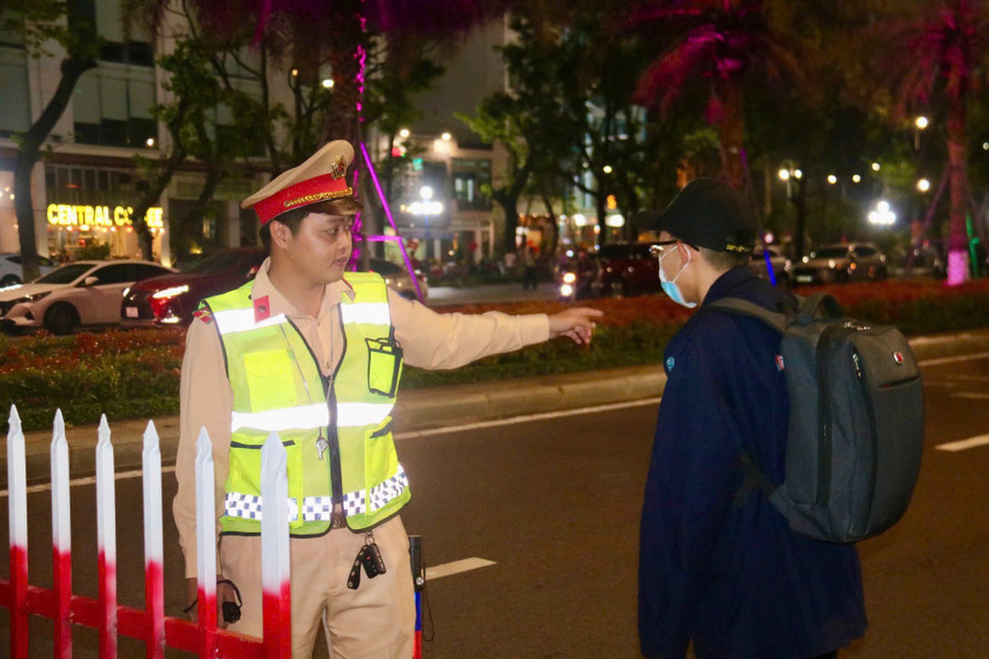 luc-luong-csgt-dam-bao-an-toan-giao-thong-quanh-khu-vuc-quang-truong-nguyen-tat-thanh-anh-cong-thinh.jpg